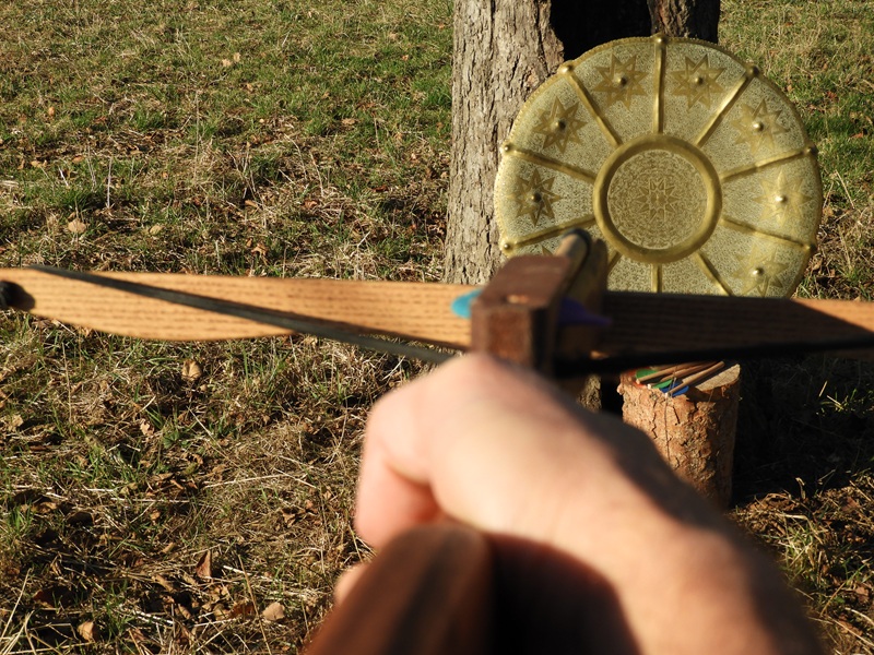 Kinder beim Armbrust-Schießen